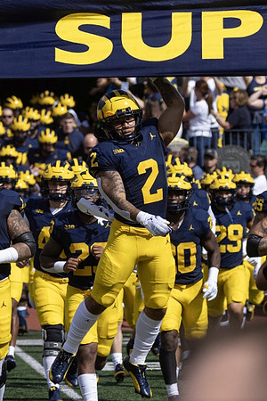 Blake Corum (2) and Michigan Team