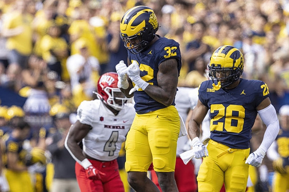 Jaylen Harrell (32) and Quinten Johnson (28)