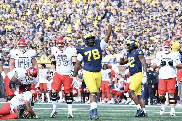 Kenneth Grant (78) and Jaylen Harrell (32)