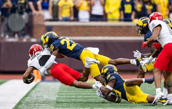 Jyaire Hill (20) and Ja'Den McBurrows (18)