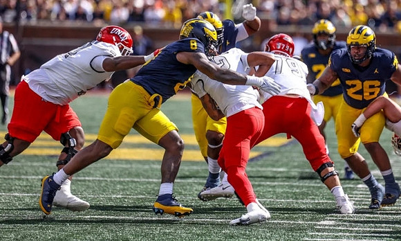 Derrick Moore (8) and Rayshaun Benny (26)