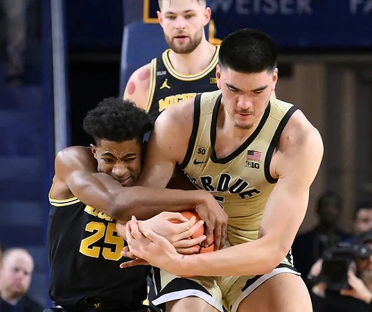 Jace Howard (25) and Hunter Dickinson (1)