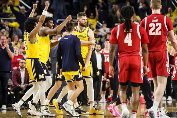 Hunter Dickinson (1) and Michigan Team