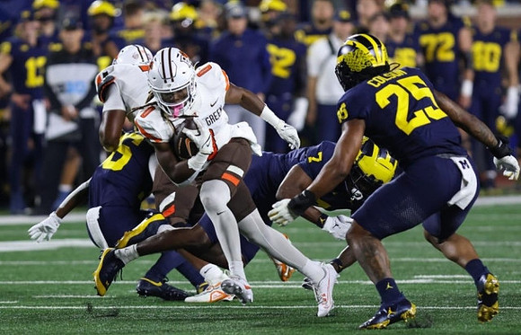 Josaiah Stewart (5), Makari Paige (7), and Junior Colson (25)