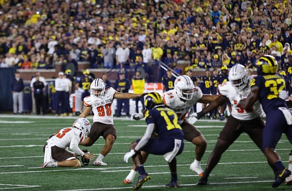 Josh Wallace (12) and Jaylen Harrell (32)