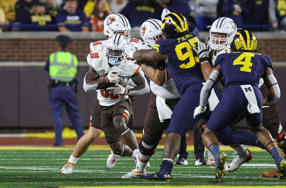 Trey Pierce (95) and Micah Pollard (4)
