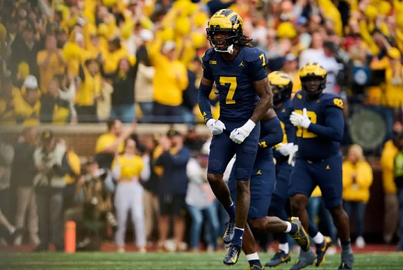 Makari Paige (7) and Ike Iwunnah (92)