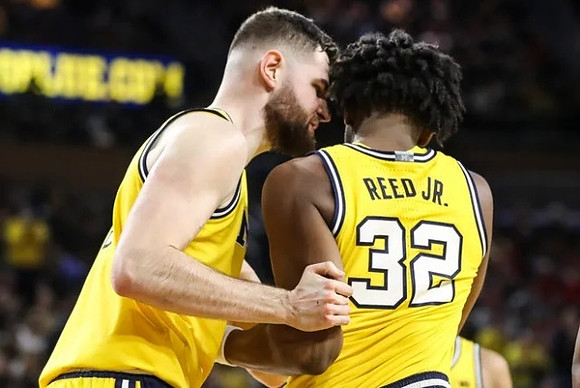 Hunter Dickinson (1) and Tarris Reed Jr. (32)