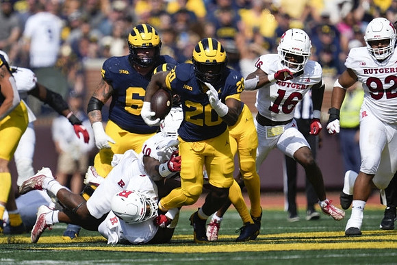 Zak Zinter (65) and Kalel Mullings (20)