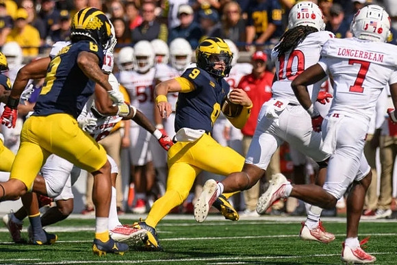 Tyler Morris (8) and J.J. McCarthy (9)