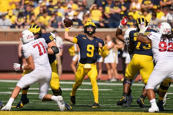 Zak Zinter (65), J.J. McCarthy (9), and LaDarius Henderson (73)