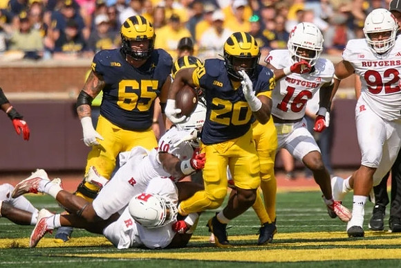 Zak Zinter (65) and Kalel Mullings (20)