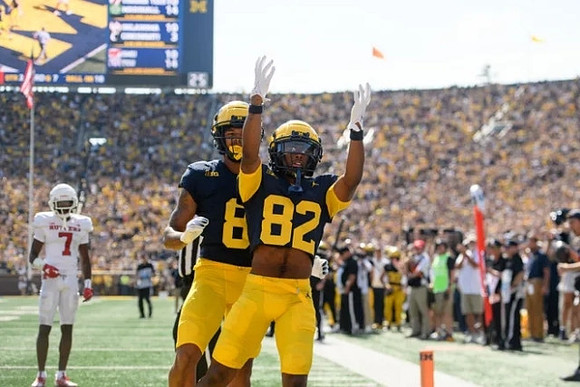 Tyler Morris (8) and Semaj Morgan (82)