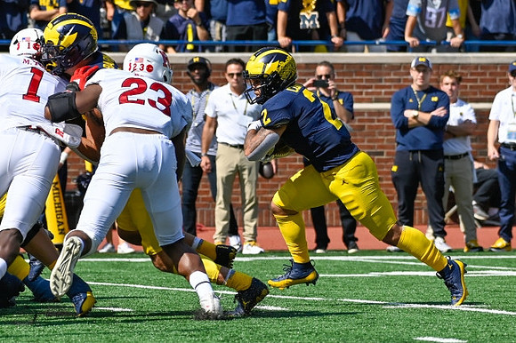 AJ Barner (89) and Blake Corum (2)