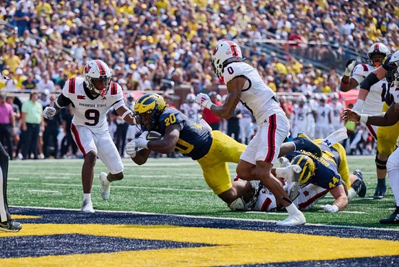 Kalel Mullings (20) and Max Bredeson (44)