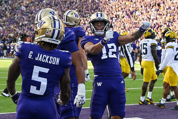 Ernest Hausmann (15) and Jyaire Hill (20)