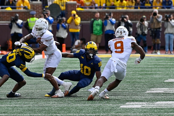 Jyaire Hill (20) and Zeke Berry (10)