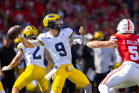 Blake Corum (2) and J.J. McCarthy (9)