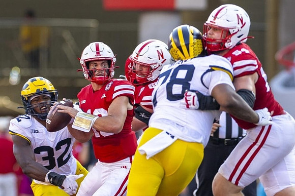 Jaylen Harrell (32) and Kenneth Grant (78)
