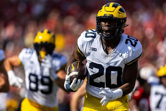 AJ Barner (89) and Kalel Mullings (20)