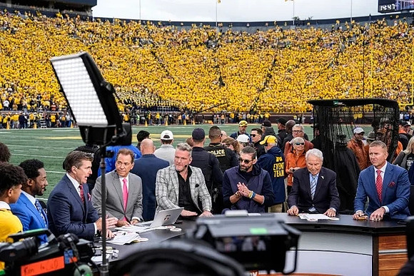 Desmond Howard and Michael Phelps