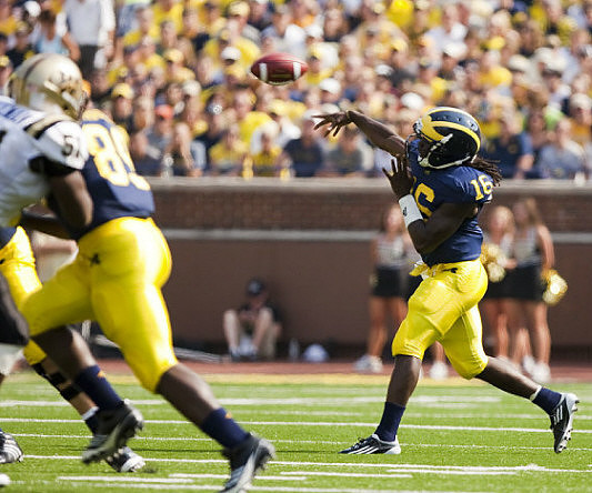 Kevin Koger (86) and Denard Robinson (16)