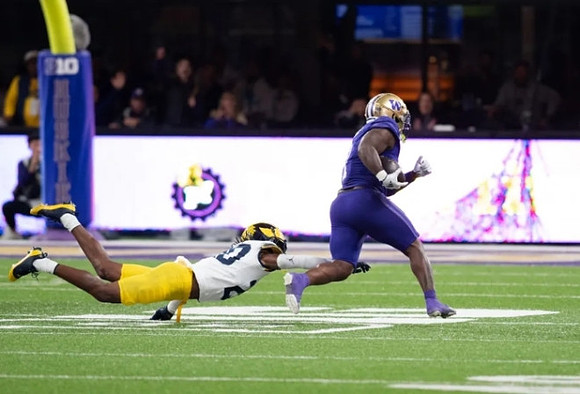 Jyaire Hill (20)