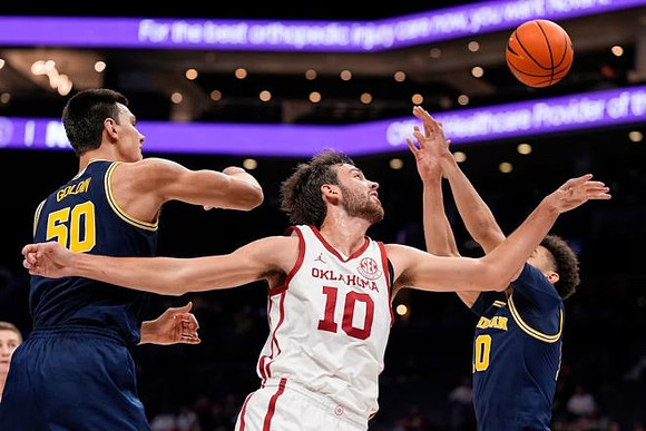 Vladislav Goldin (50) and Justin Pippen (10)
