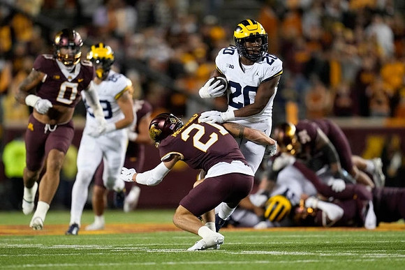 AJ Barner (89) and Kalel Mullings (20)