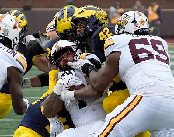Makari Paige (7) and TJ Guy (42)