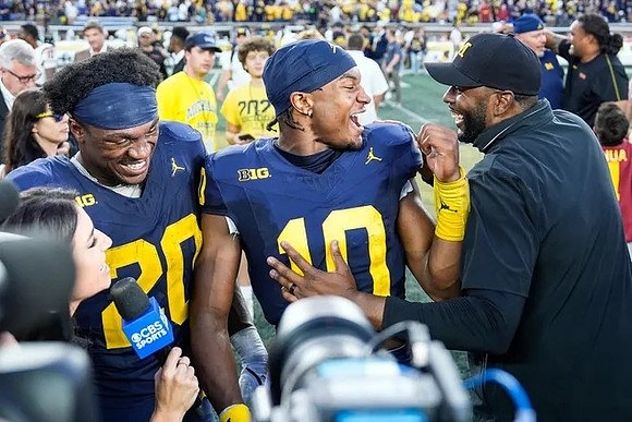 Kalel Mullings (20), Alex Orji (10), and Sherrone Moore