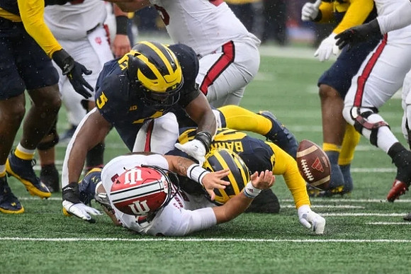 Josaiah Stewart (5) and Michael Barrett (23)