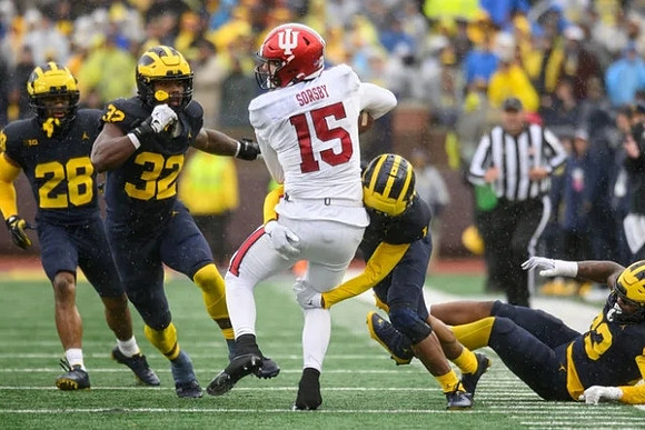 Quinten Johnson (28) and Jaylen Harrell (32)