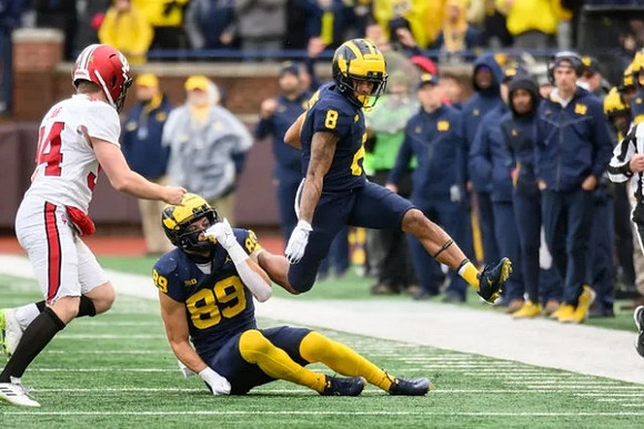 AJ Barner (89) and Tyler Morris (8)