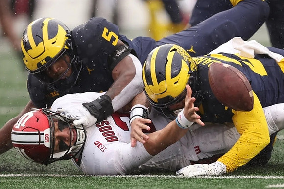 Josaiah Stewart (5) and Michael Barrett (23)