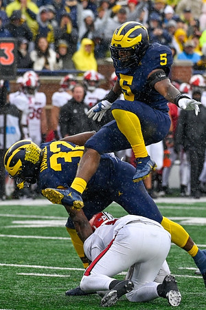 Jaylen Harrell (32) and Josaiah Stewart (5)