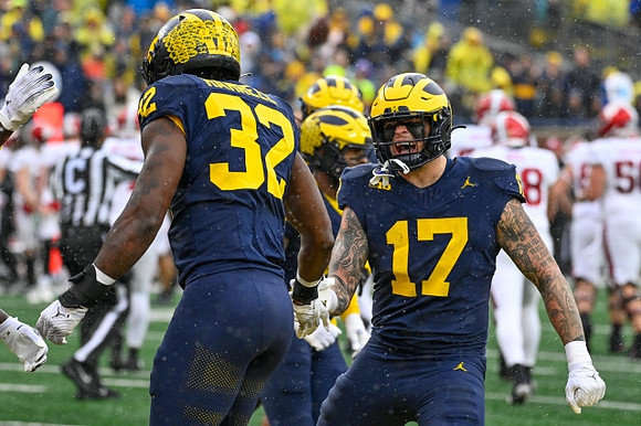 Jaylen Harrell (32) and Braiden McGregor (17)
