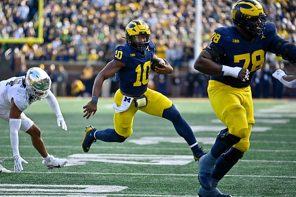 Alex Orji (10) and Myles Hinton (78)