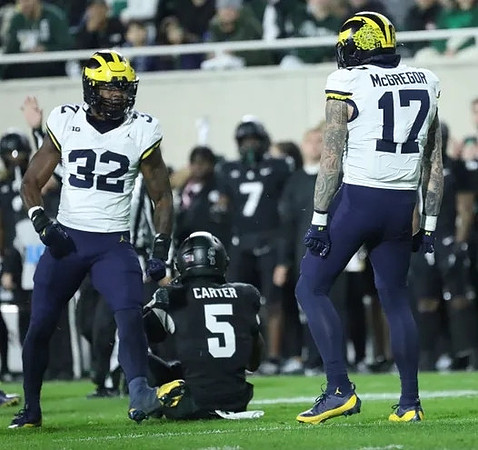 Jaylen Harrell (32) and Braiden McGregor (17)