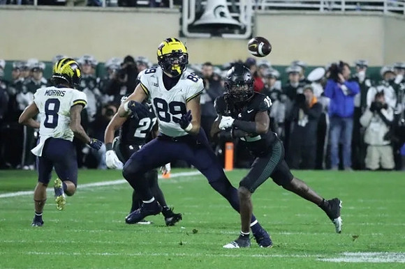 Tyler Morris (8) and AJ Barner (89)