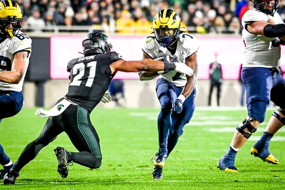 AJ Barner (89) and Donovan Edwards (7)