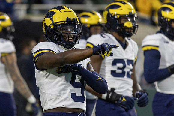 Rod Moore (9) and Jaylen Harrell (32)
