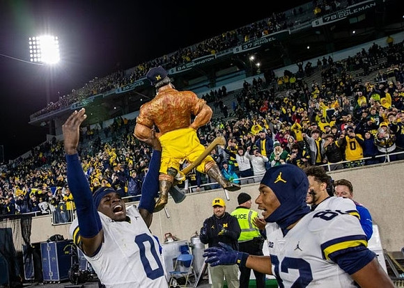 Mike Sainristil (0), Semaj Morgan (82), and Michigan Team