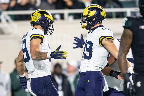 Colston Loveland (18) and AJ Barner (89)