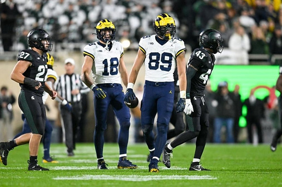Colston Loveland (18) and AJ Barner (89)