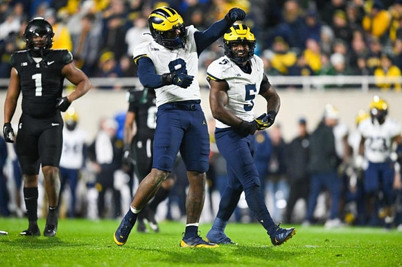 Derrick Moore (8) and Josaiah Stewart (5)