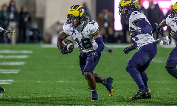 Ja'Den McBurrows (18) and Jaydon Hood (34)