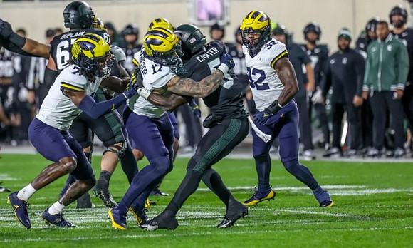 Makari Paige (7), Braiden McGregor (17), and Jaylen Harrell (32)