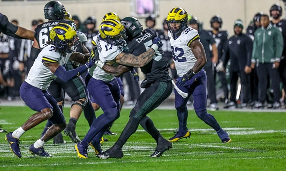 Makari Paige (7), Braiden McGregor (17), and Jaylen Harrell (32)