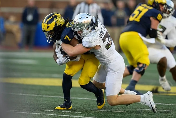 Donovan Edwards (7) and Greg Crippen (51)